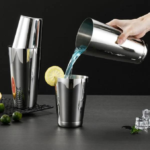 Metāla Bostonas šeikeru bārs